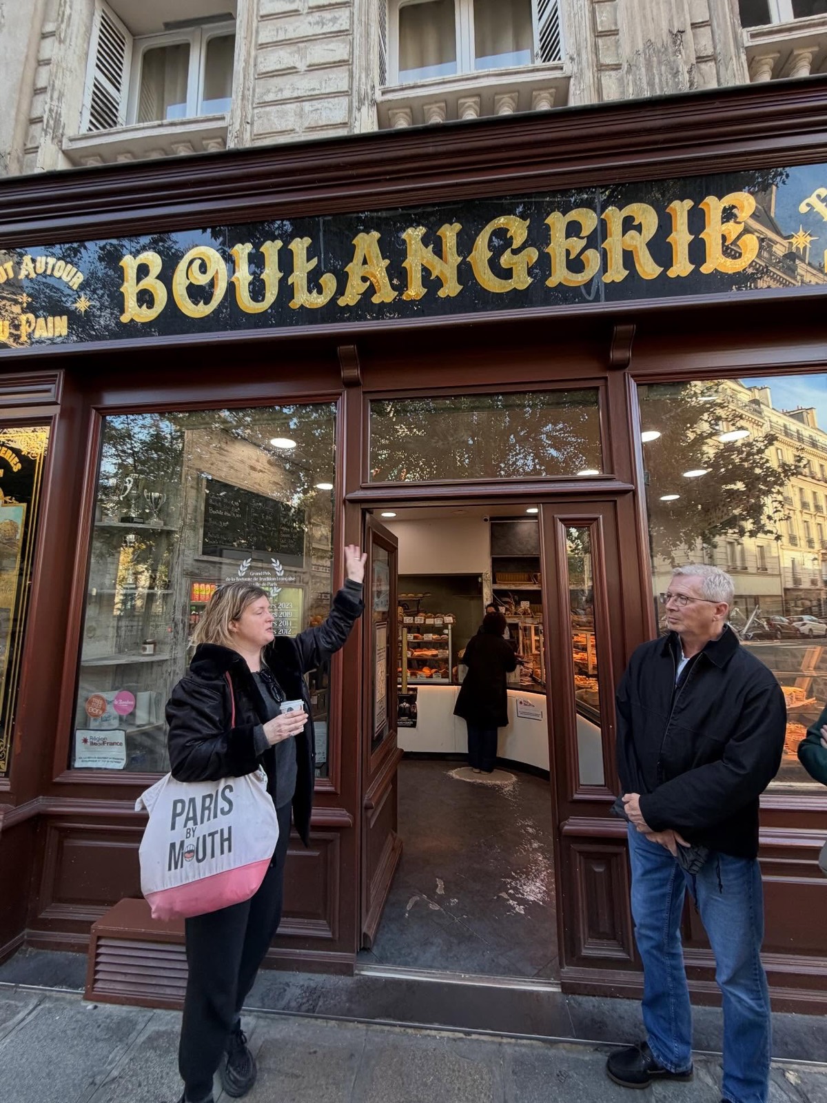 Ambiance devant la boutique Tout Autour du Pain pendant une visite gourmande dans le Marais