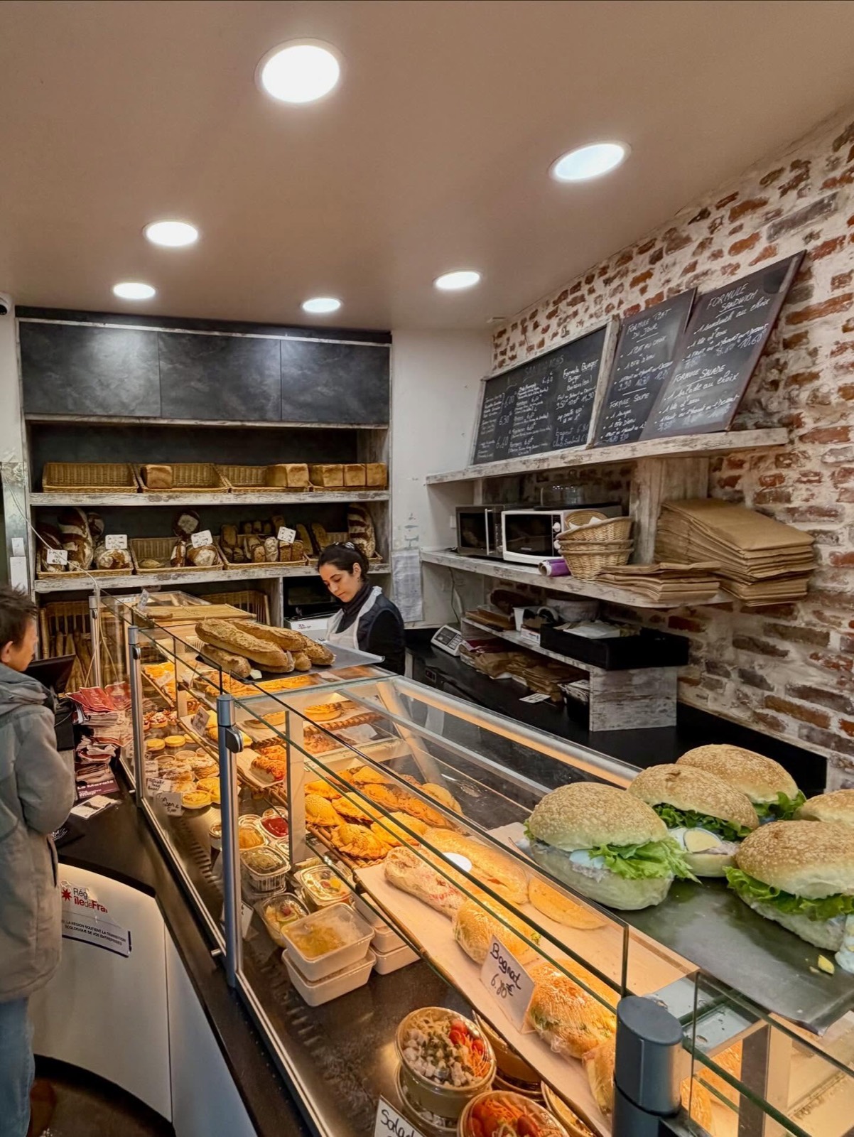 Comptoir et fournées de la boulangerie Tout Autour du Pain dans le Marais